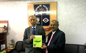 Dr. Muhammed Majeed presents BioPerine® book to Dr. AAMS Arefin Siddique, Vice Chancellor of Dhaka University